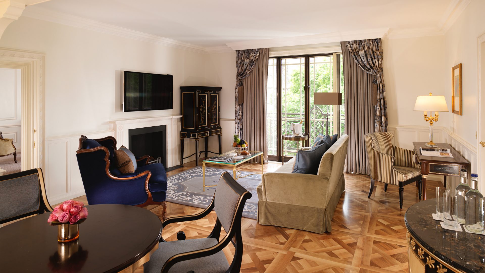 Сьют номер в отеле что это. Каюта сьют. Темный английский сьют. Что такое сьют в отеле. Полуфул сьют.